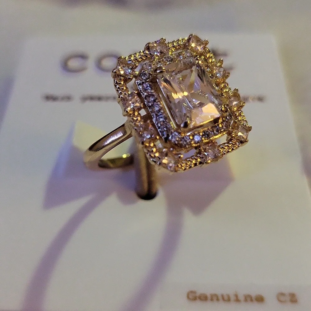 Elegant Gold and White Ring - Picture 4 of 4